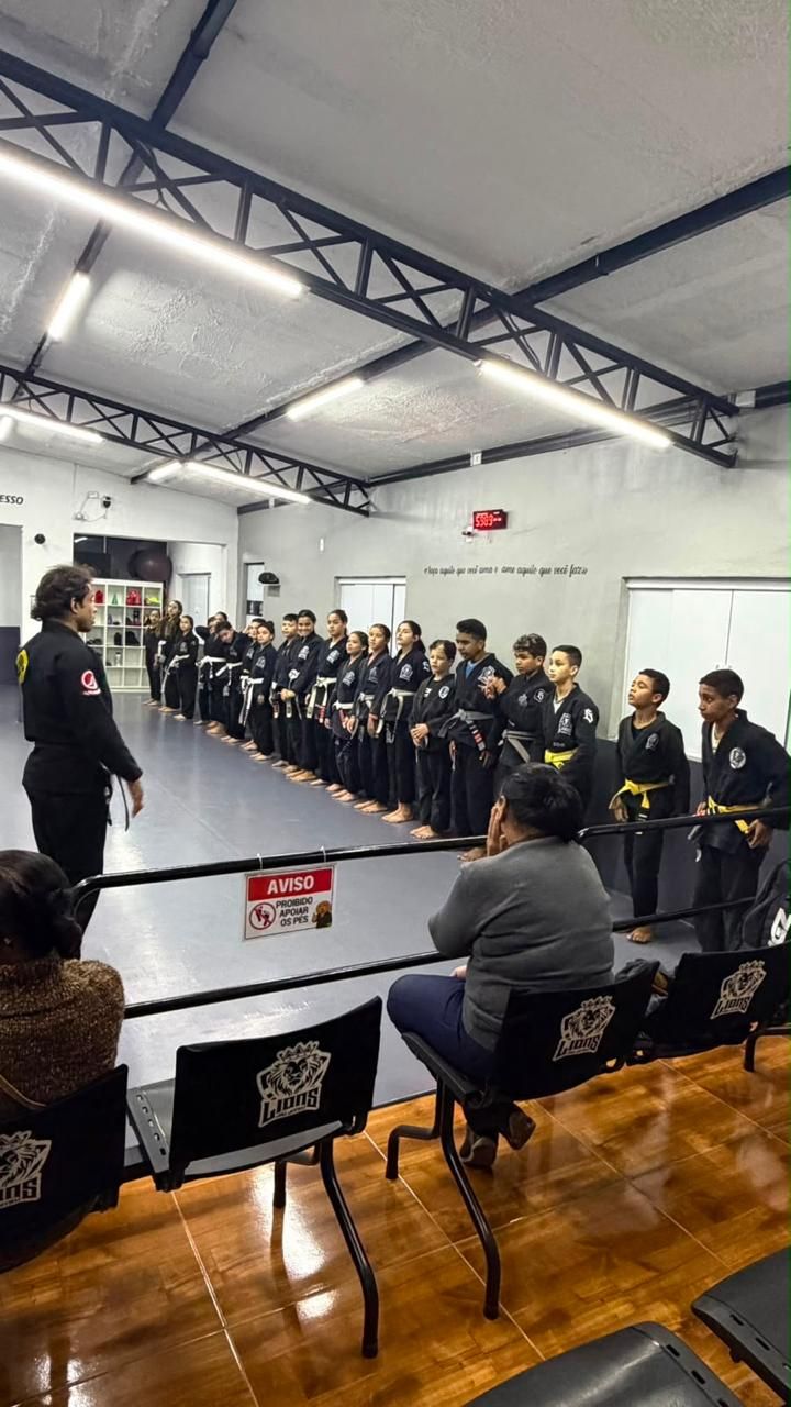 Pais acompanhando o alinhamento da turma Kids