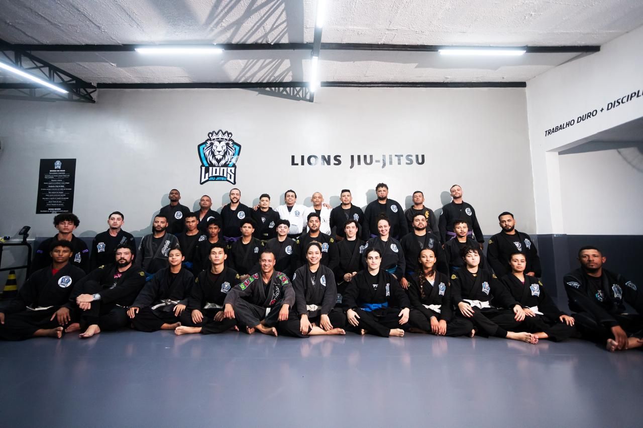Equipe completa da Lions Jiu-Jitsu reunida no tatame