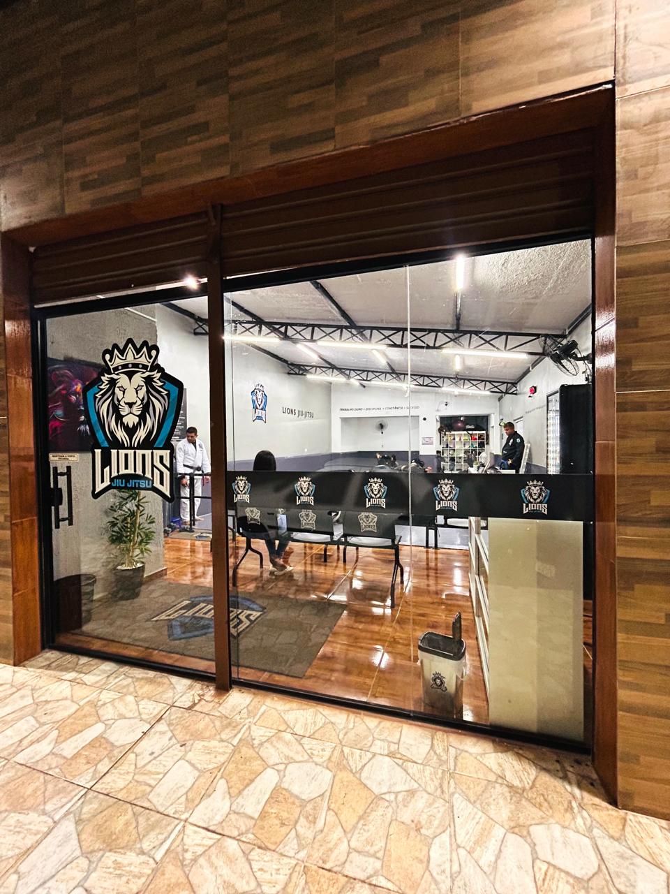 Fachada da Lions Jiu-Jitsu com recepção