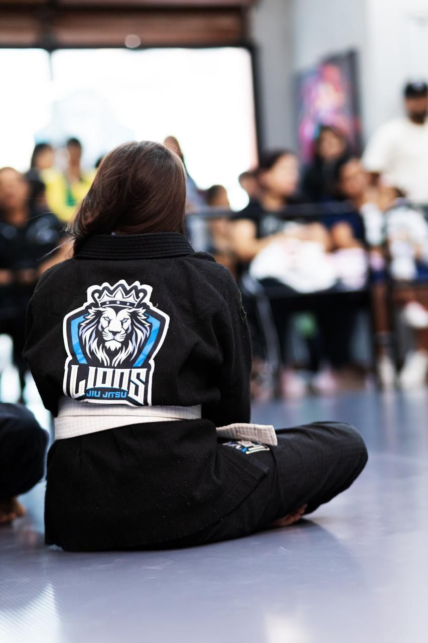 Aluna da Lions com o uniforme oficial
