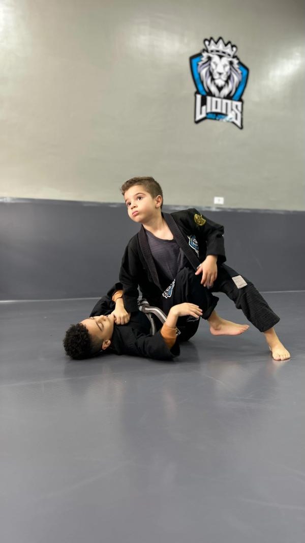 Alunos da turma Kids II treinando