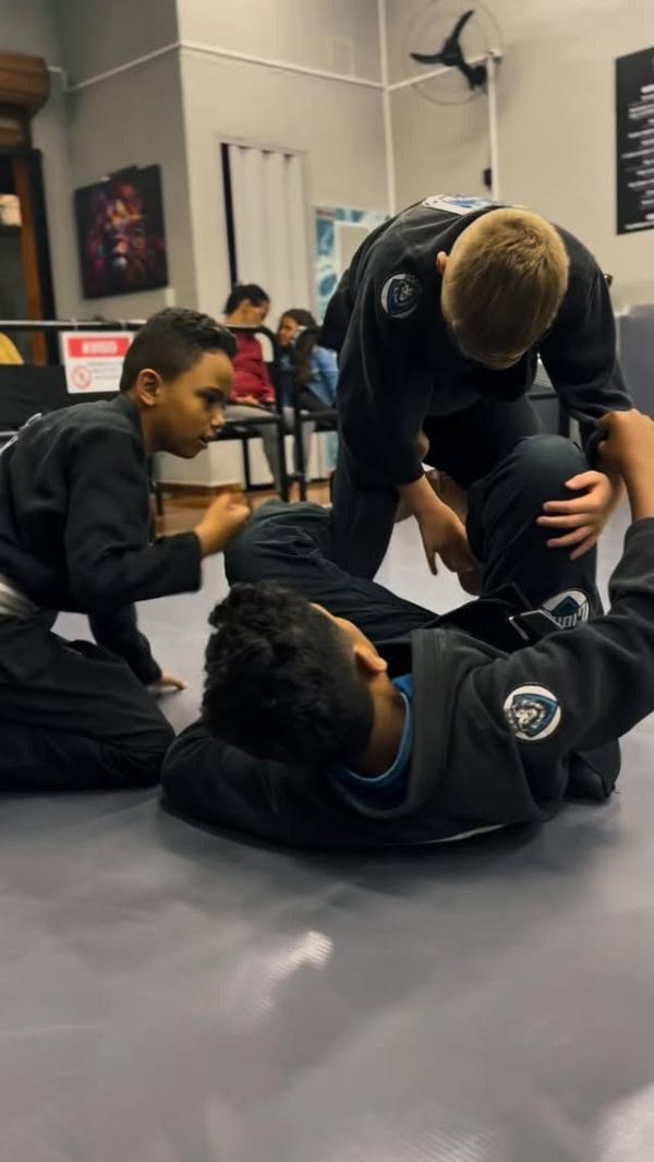 Juvenis treinando na Lions