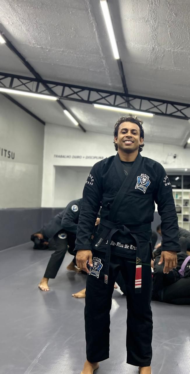 Professor Ramon Pereira, faixa preta, no tatame da Lions
