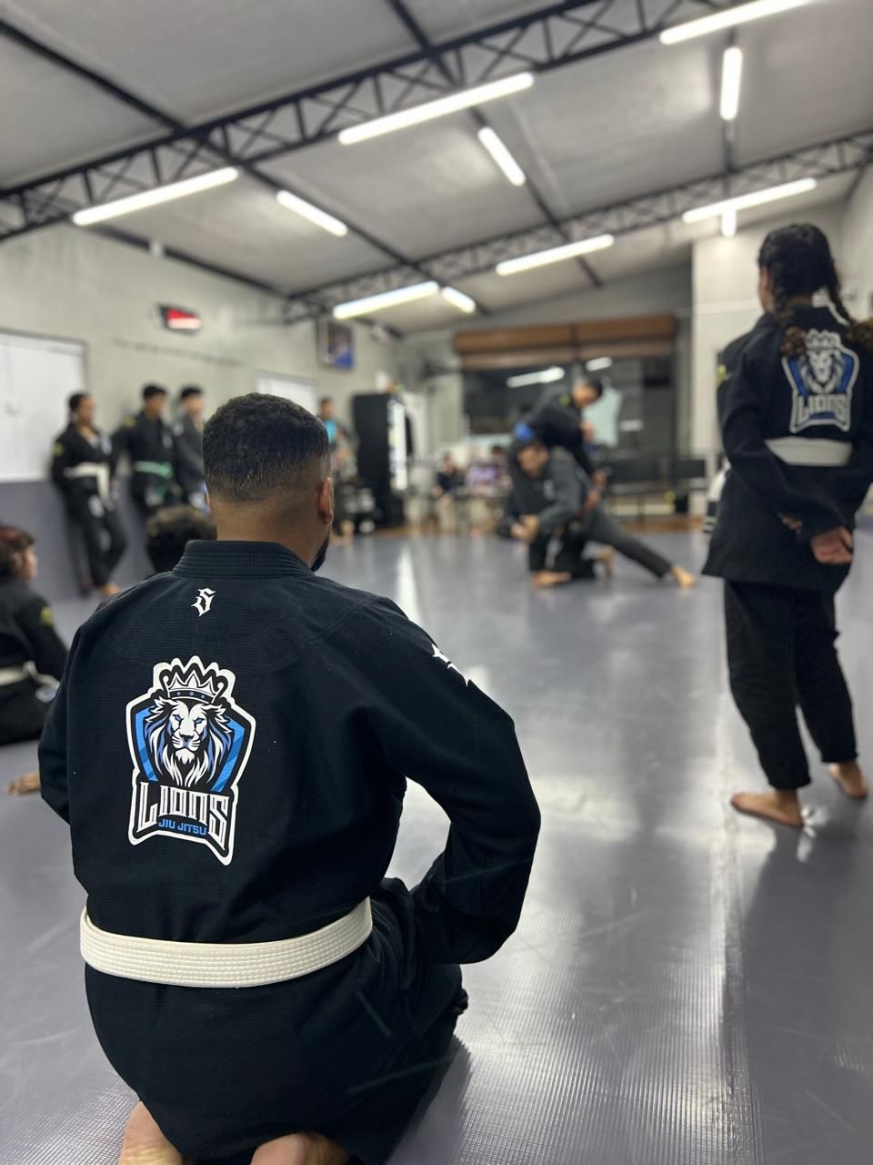 Aluno com kimono preto oficial da Lions